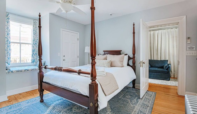 Magnolia Suite: Luxury Private Room Downtown