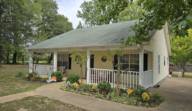 Magnolia Vacation Rental w/Porch & Pond