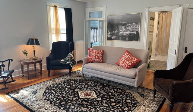 Magnolia Wind elegant 3 BR 1BA loft apartment park for free and walk downtown