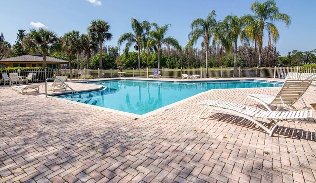 Magnolias on Cobblestone – Stylish Pet Friendly Retreat w/Private Lanai, Pool Access & Smart TVs!