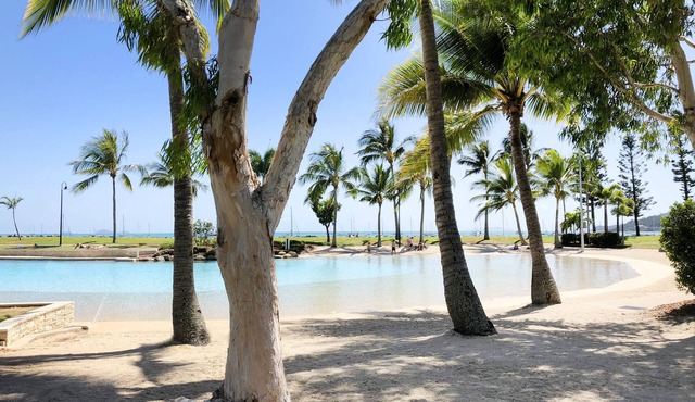 Magnums Airlie Beach