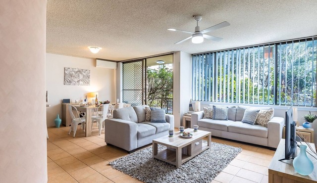 Magnus Gardens, 10,7 Magnus Street - Beautiful unit close to town with air con and Wi-Fi