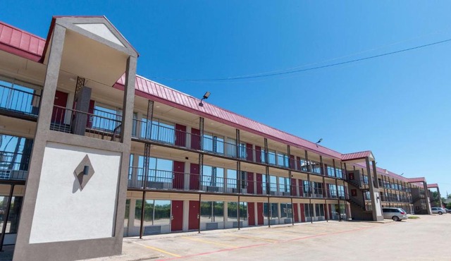 Magnuson Extended Stay and Suites Airport Hotel