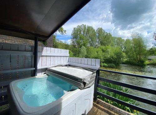Magpie 1 Hot Tub HuntersMoon-Warminster-Bath-Wiltshire