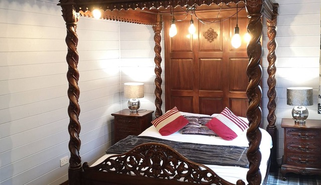 Magpie 6 (Hot Tub) HuntersMoon-Warminster-longleat-Bath