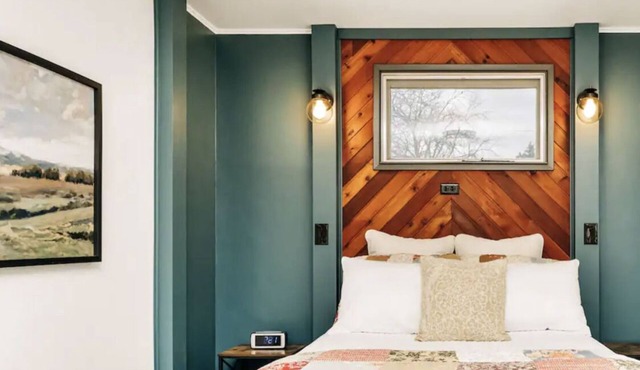 Magpie - Charming Main Level Duplex Near Downtown