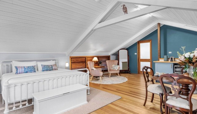 MAGPIE LOFT - THE VINTAGE HOLIDAY HOUSE