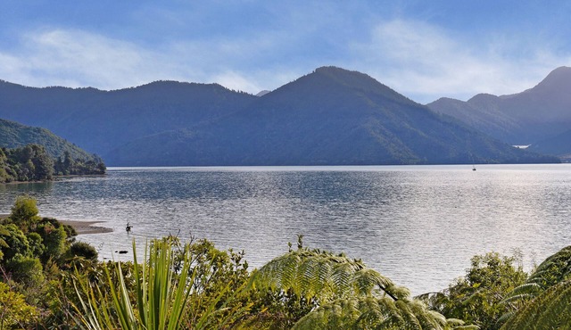 Mahakipawa Hideaway - Marlborough Sounds Home