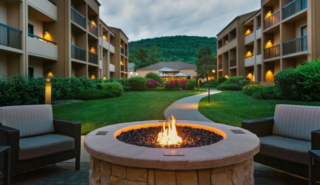 Mahwah NJ King Room Bar, Pool & Gym