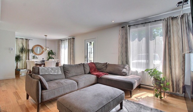 Maison Familiale de Style Moderne, Située à Saint-augustin-de-desmaures
