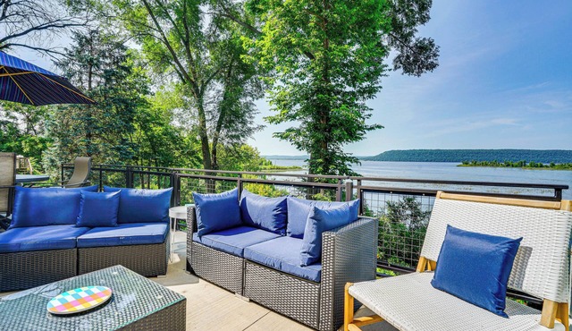 Maiden Rock Cottage w/Fire Pit & Lake Pepin Views