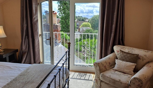 MAIDENHEAD HOUSE, 3 bedrooms, garden, free parking, near town centre, sleeps 4