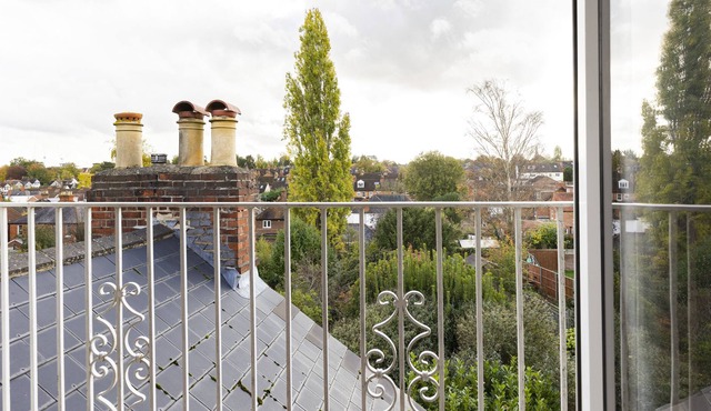 MAIDENHEAD HOUSE Victorian, near Windsor, Ascot. 20 mins train London. Sleeps 4