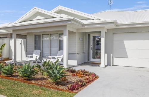 Main Beach House - Coastal Family Holiday Home