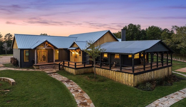 Main Cabin - The Hendo
