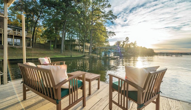Main Channel on Lake Hamilton, 3 KING Bedrooms, Bunk Room, Game Room, Boat Dock!