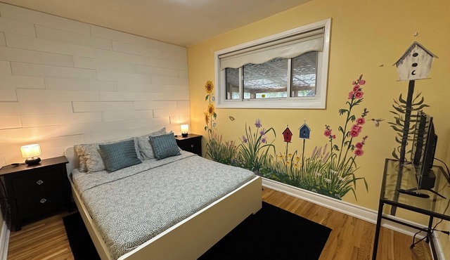 Main floor city living with nature+30 minutes from downtown