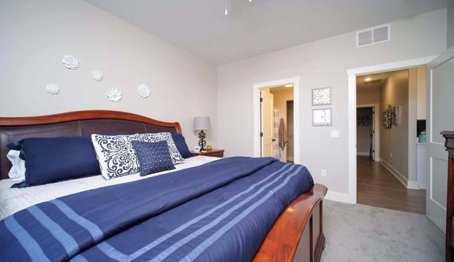 Main Floor Cozy 2 Bedroom Condo with a master suite in Bettendorf