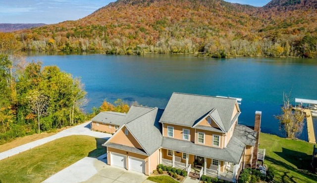 Main + Guest Home on the TN River! Sleeps 19 ppl!