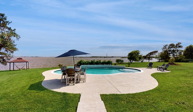 Main home with guest house & private pool