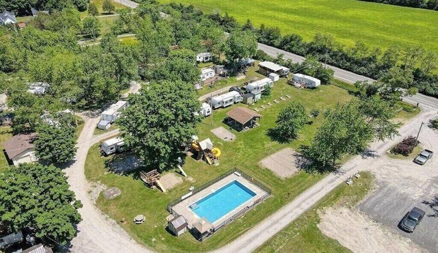 Main house 30m to Sandbanks - 2 minutes to the lake Consecon with playground