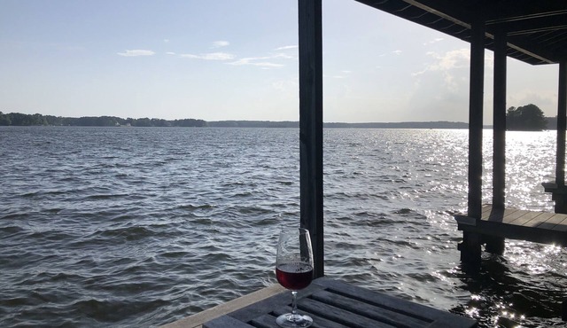 MAIN LAKE! 4BR/4B Gorgeous log home with deep water, Amazing Views & WiFi
