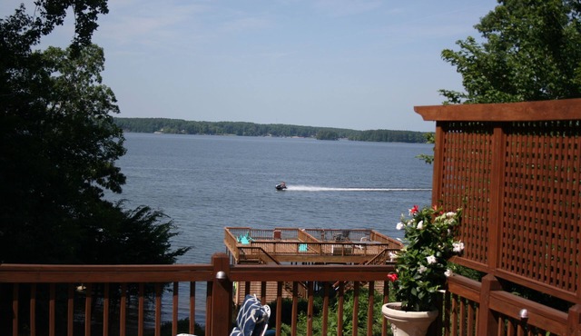 Main Lakefront Family Home, Beach, Kayaks/SUPs, Boat Slip, Dog Friendly