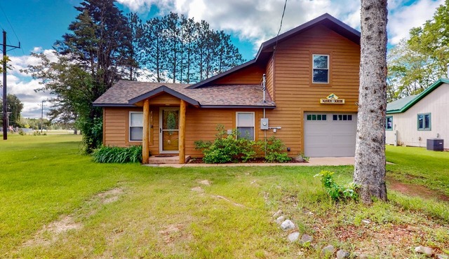Main Level Cozy Home, Conveniently located near downtown by Lakes & Trails.