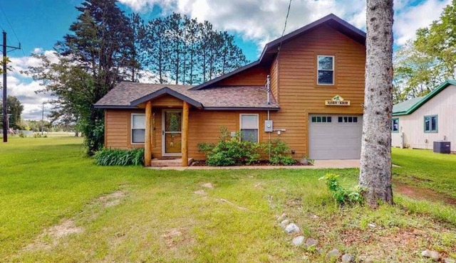 Main Level Cozy Home, Conveniently located near downtown by Lakes & Trails.