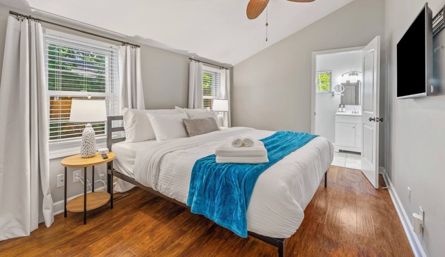 Main Level King Suite! 1 block to Lake Access! Cozy Cottage