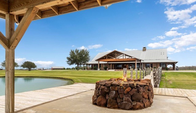 ★Main Lodge ★Delightfully Retreat Texas Ranch, lake, sleep 28-32★