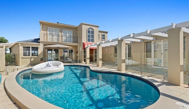 Main River Mansion 5 bed + pool