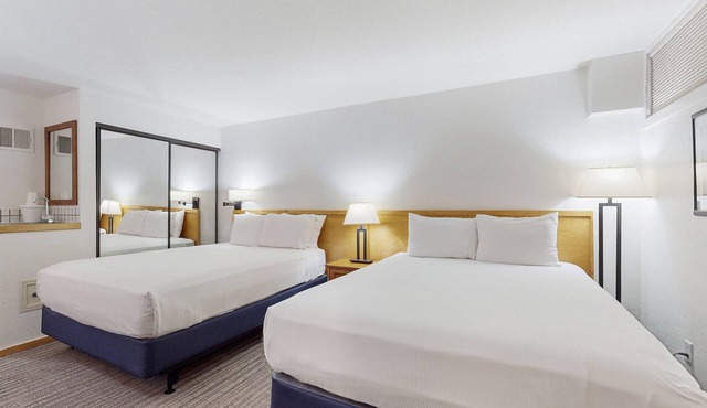 Main St. gem - pool & hot tub - walk to lifts, dog-friendly, ground-floor