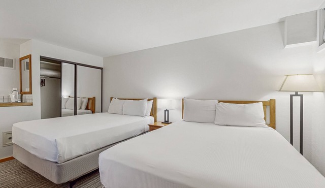 Main St. room - pool & hot tub - walk to lifts, dog-friendly, ground-floor