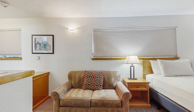 Main St room - pool & hot tub - walk to lifts, dog-friendly, 3rd floor balcony