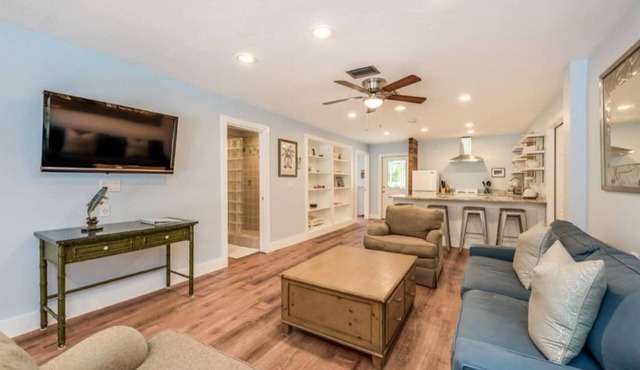 Main-Stay is a larger 2/1 central to all Naples