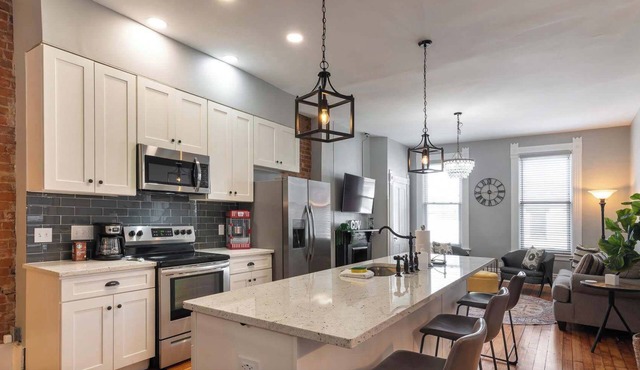 Main Street 2BR, Walk to Bars, Stadiums, Downtown