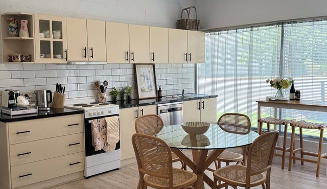 Main street accommodation near the Murray River and wineries!