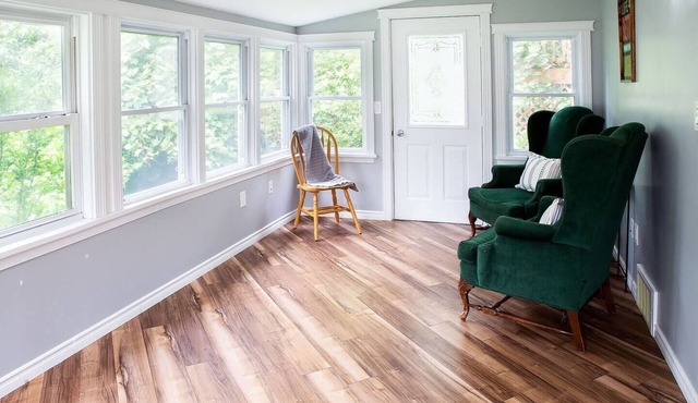 Main Street Family Retreat, Walking Distance to Beach & Downtown. Pet Friendly!