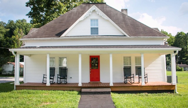 Main Street Farmhouse close to Windrock