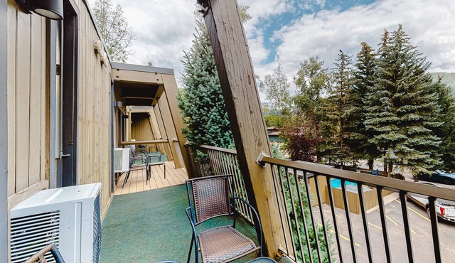 Main Street gem - pool & hot tub - walk to lifts, dog-friendly, balcony
