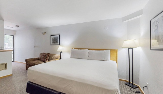 Main Street gem - pool & hot tub - walk to lifts, dog-friendly, second floor
