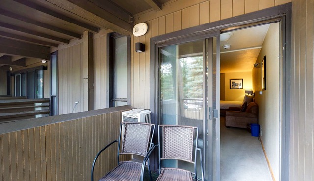 Main Street gem - pool & hot tub - walk to lifts, dog-friendly, balcony