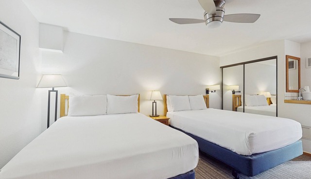 Main Street gem - pool & hot tub - walk to lifts, dog-friendly, balcony