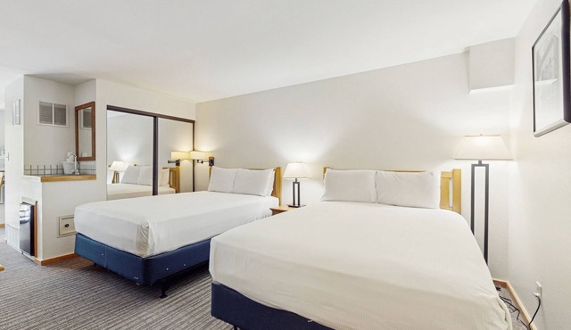 Main Street gem - pool & hot tub - walk to lifts, dog-friendly, third floor