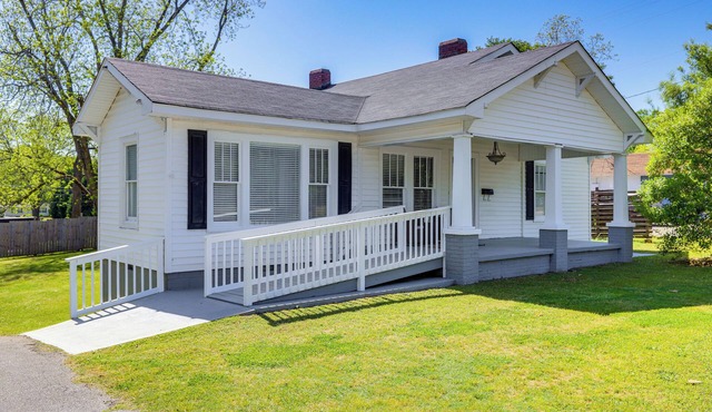 Main Street Home: 1 Mile to Callaway Gardens