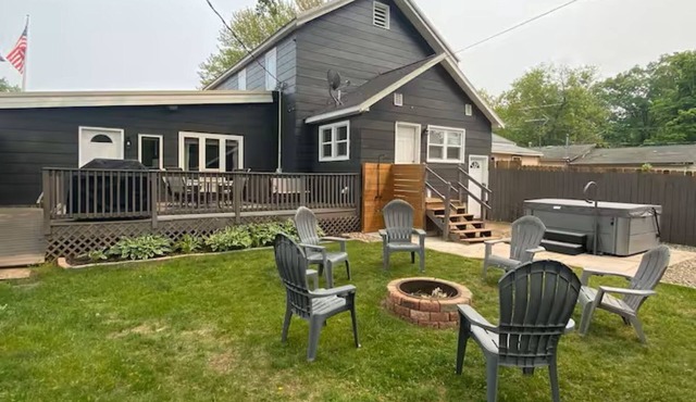 MAIN STREET LODGE - Charming lower duplex unit with hot tub in Crosby,MN