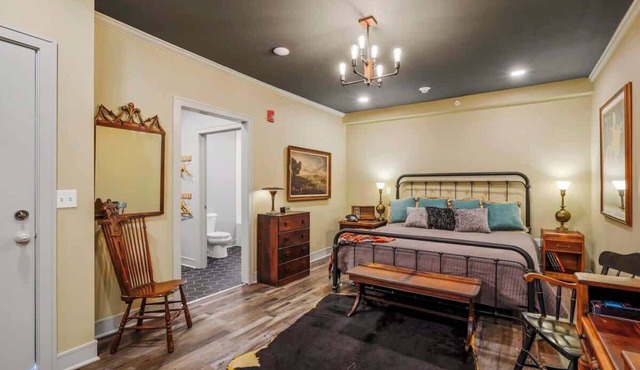 Main Street Penthouse Walkable King Bed+Dining