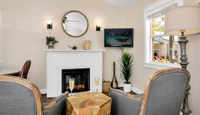 Main Street Retreat Beary Cozy suite | King Bed | Shared Hot Tub/Pool