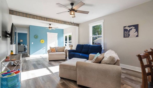 Main Street Retreat! Hot Tub, Golf Cart, Ev Charge
